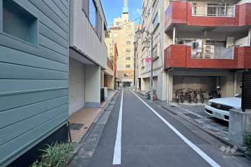 敷地の西側前面道路（南側から）