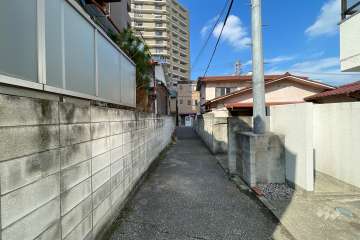 敷地の西側前面道路（南側から）