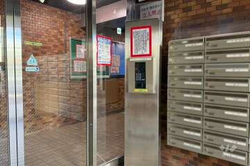 エントランスはオートロック付きです。