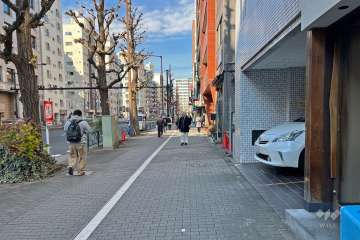 敷地の南西側前面道路は都道455号線です（南東側から）。