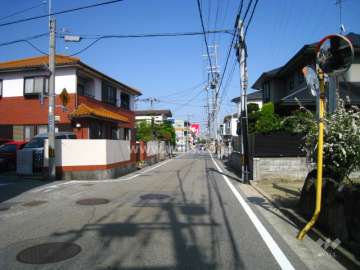 マンション南側の前面道路