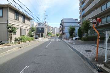 敷地東側の前面道路（北側から）