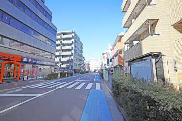 敷地西側の前面道路