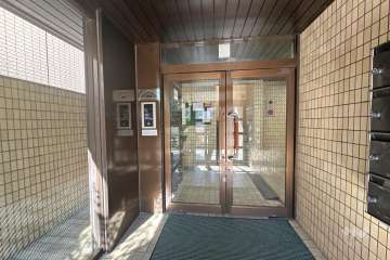 エントランスはオートロック付きです。