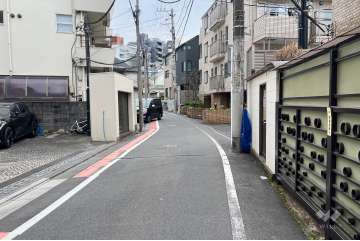 敷地の北東側前面道路（北西側から）