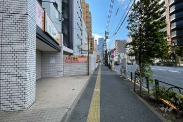 敷地の西側前面道路（北側から）
