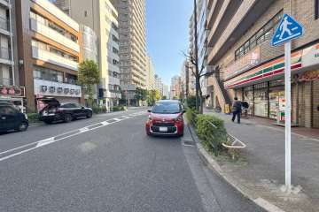 敷地西側の前面道路（北側から）