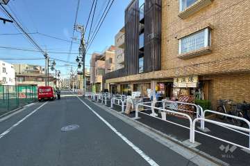 敷地の北側前面道路（西側から）