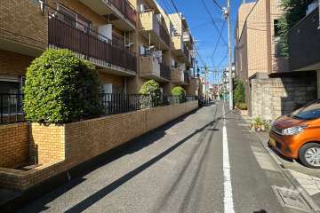 敷地の東側前面道路（南側から）