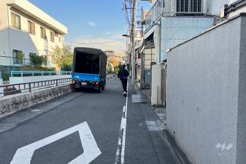 敷地北側の前面道路（西側から）