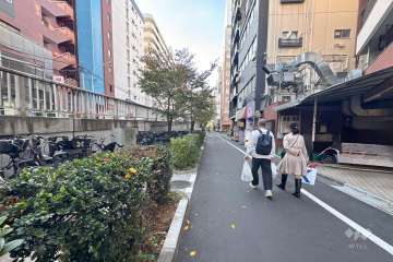 敷地南側の前面道路（東側から）