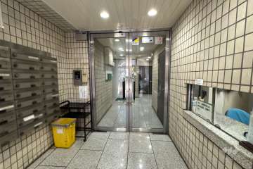 エントランスはオートロック付きです。