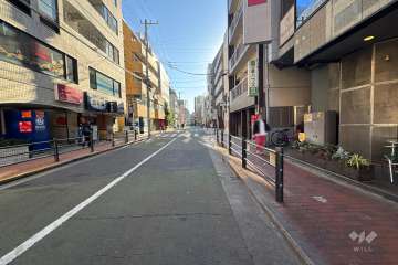 敷地の南西側前面道路（北西側から）
