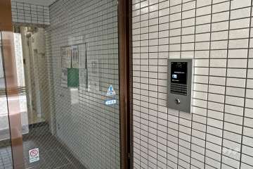 エントランスはオートロック付きです。
