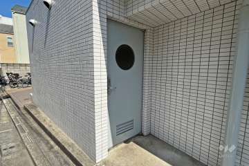 ゴミ置き場出入口