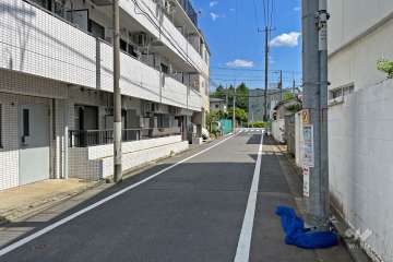 敷地西側の前面道路（北側から）
