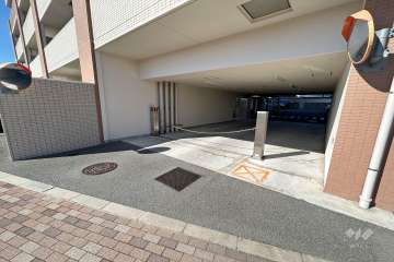 駐車場の出入り口（ロボットゲート付き）