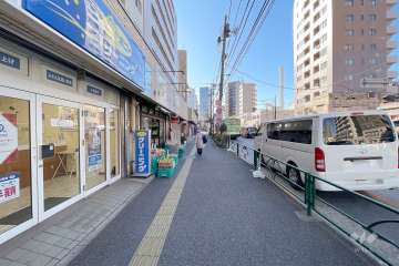 敷地北西側の前面道路（北東側から）