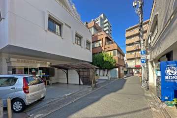 敷地の南東側前面道路（南西側から）
