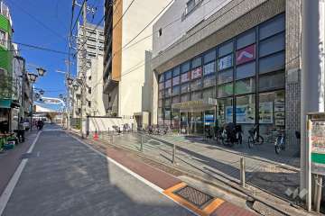 敷地の北西側前面道路は長崎銀座と呼ばれる通りです（南西側から）。