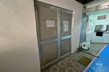 ゴミ置き場出入口