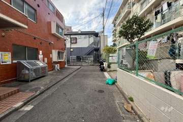 敷地の南側前面道路（東側から）