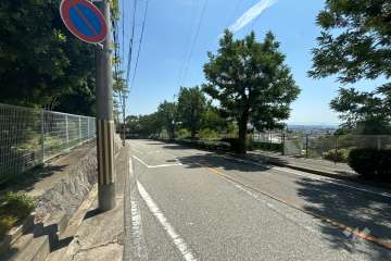 敷地南側の前面道路（西側から）