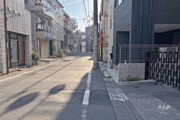 敷地南東側の前面道路（北東側から）