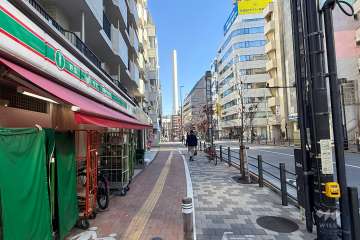 敷地南側の前面道路（西側から）