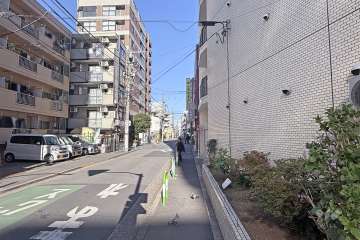 敷地西側の前面道路（南側から）