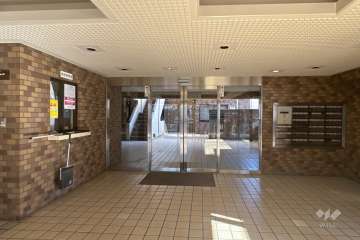 エントランスはオートロック付きです。