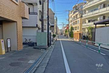 敷地の北西側前面道路（北東側から）