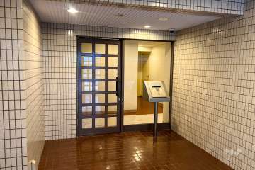 エントランスはオートロック付きです。