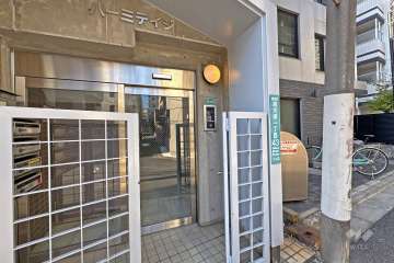 エントランスはオートロック付きです。