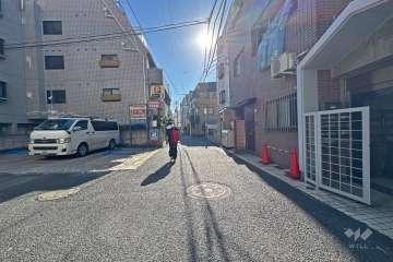 敷地の北東側前面道路（北西側から）