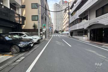 敷地の南西側前面道路（南東側から）