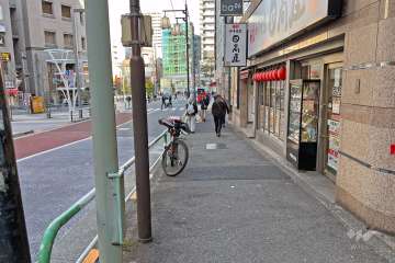 敷地の北東側前面道路（北西側から）