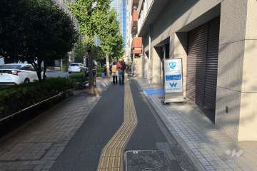 敷地の北西側前面道路（南西側から）