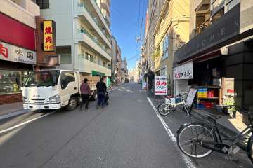 敷地の北東側前面道路（南東側から）