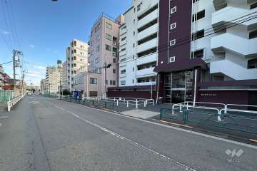 敷地の北西側前面道路（南西側から）