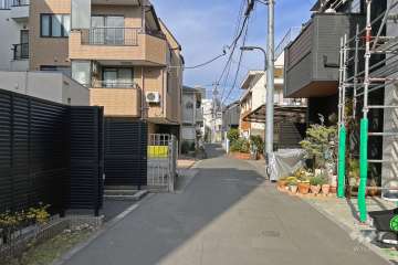 敷地の東側前面道路（南側から）