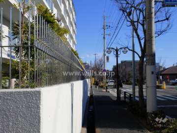 塀には防犯柵が設置されています。
