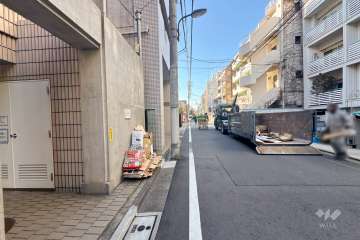 敷地南東側の前面道路（北東側から）