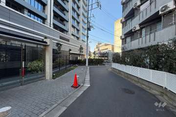 敷地の北側前面道路（南東側から）