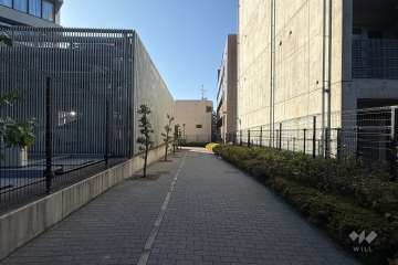 敷地の北西側前面道路（北東側から）