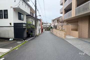 敷地東側の前面道路（北側から）
