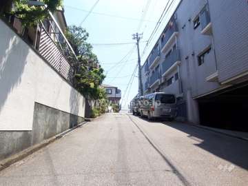 北側前面道路（西側から）　周辺は一戸建てとマンションが混在する住宅地です。