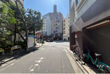 敷地南東側の前面道路（北東側から）