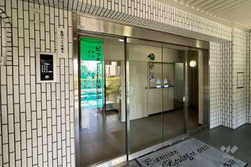 エントランスはオートロック付きです。