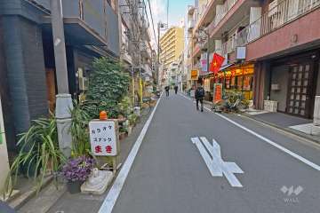 敷地の南側前面道路（東側から）